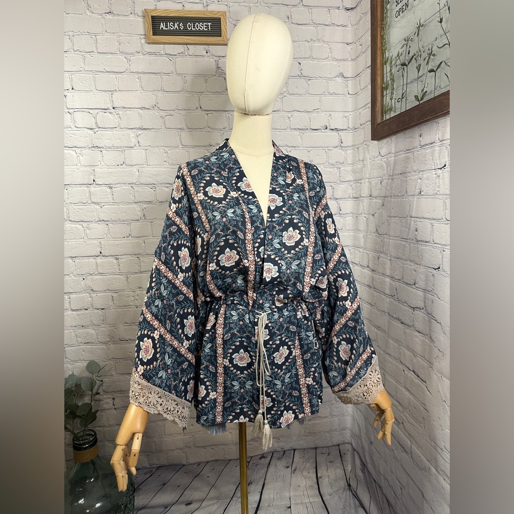 Flint & Moss Floral Front Tie with Lace trim Boho Kimono Robe Top